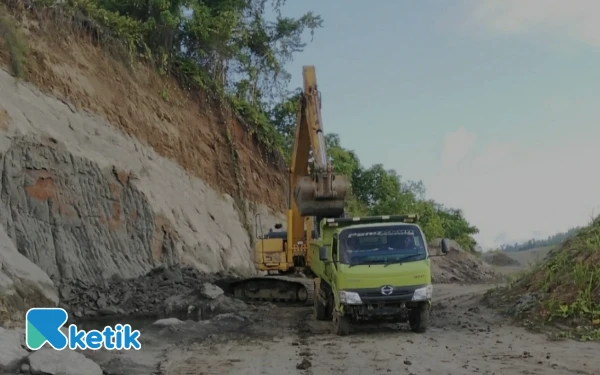 Thumbnail Berita - Target November, Proyek Jalan 14 Km di Halmahera Selatan Melaju Kencang