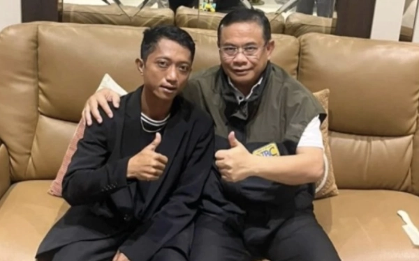 Thumbnail Berita - Usai Foto Bareng Bupati Sudewo, Penggagas Demo Pati Ahmad Husein Terekam Teler di Karaoke