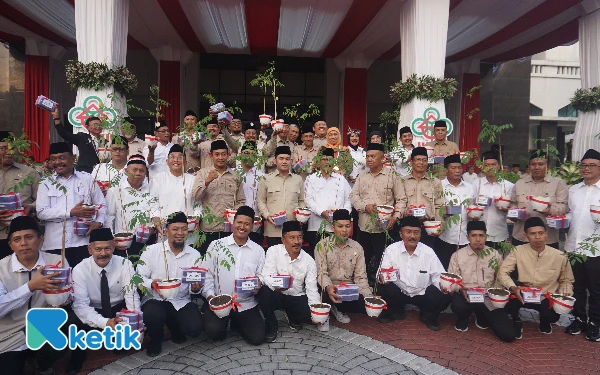 Thumbnail Berita - [Berita Foto] Pelantikan HKTI se-Jatim Bersama Gubernur Khofifah: Ada Hadiah Seekor Sapi