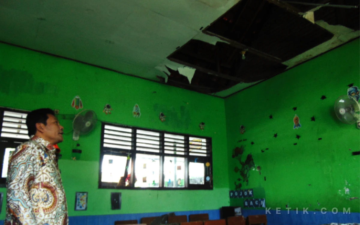 Thumbnail Berita - Plafon SDN Sidokepung Ambrol, Bupati Subandi: Segera Perbaiki, Bisa Dibangun 2 Lantai Tahun 2027