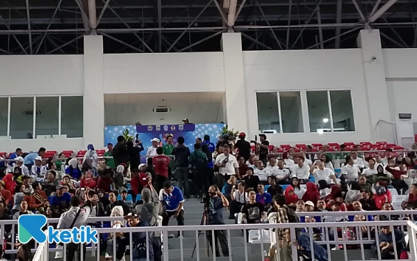 Thumbnail Suasana Tribun Kehormatan ketika penutupan Porprov IX Jatim di Stadion Kanjuruhan Kabupaten Malang. (Foto: Binar Gumilang/Ketik)