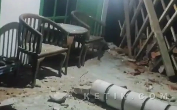 Thumbnail Berita - Diguncang Gempa Dangkal 6,4 SR, Teras Rumah Warga Pacitan Ambruk