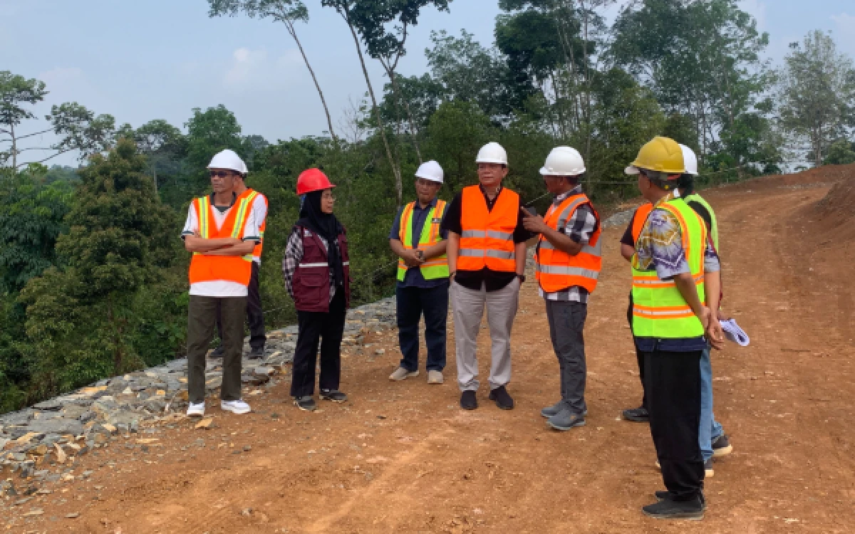 Foto Sekda Lebak Halson Nainggolan bersama tim teknis meninjau kondisi infrastruktur dan pembangunan kawasan hunian tetap (huntap) Kampung Cigobang, Kecamatan Lebakgedong, Kabupaten Lebak, Banten, Jumat (23/10/2026). (Foto: Setda Lebak).