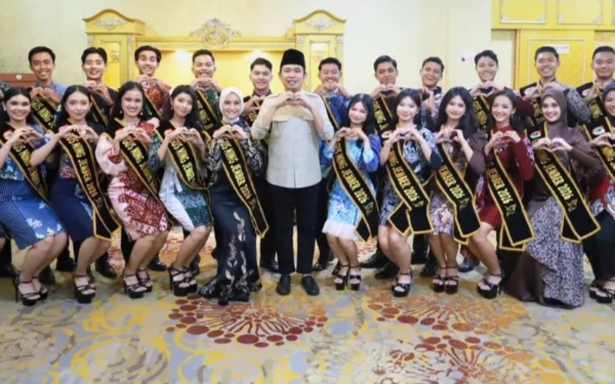 Foto Bupati Jember, Muhammad Fawait berfoto dengan seluruh kontestan Gus Ning Jember 2026 di Pendopo Wahyawibawagraha, pada Rabu, 13 Mei 2026. (Foto: Istimewa/Diskominfo Pemkab Jember)