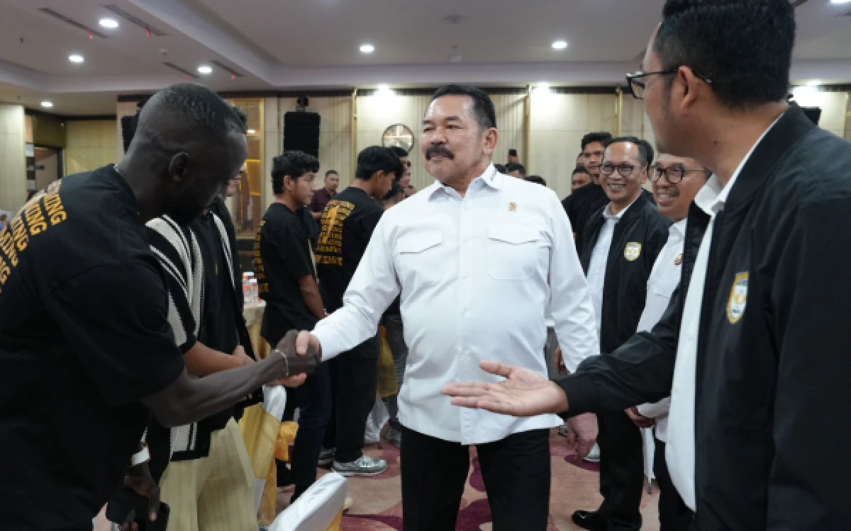 Foto Jaksa Agung Burhanudin saat menyapa para pemain Adhyaksa FC. (Foto: Ujang Giri for ketik.com)