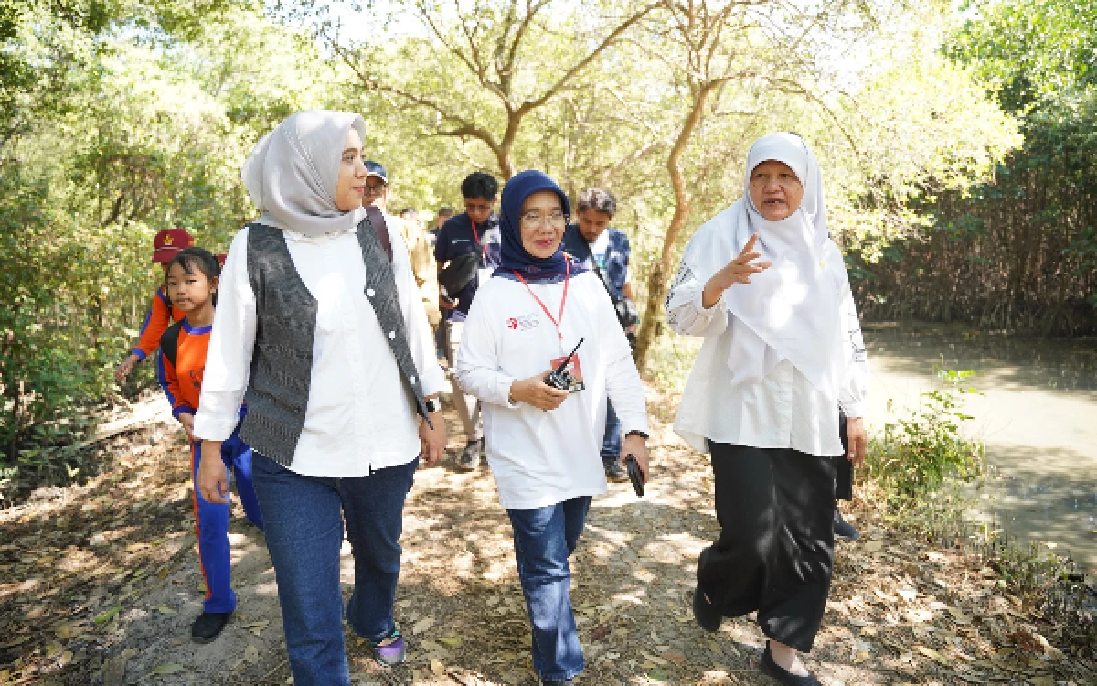 Foto Plt Direktur Utama PT SIER Rizka Syafittri Siregar (kiri) bersama Anggota DPR RI Reni Astuti (kanan) di sela Festival Riset dan Inovasi yang digelar di Kebun Raya Mangrove (KRM) Surabaya pada Sabtu, 25 Juli 2026. (Foto: Humas PT SIER)