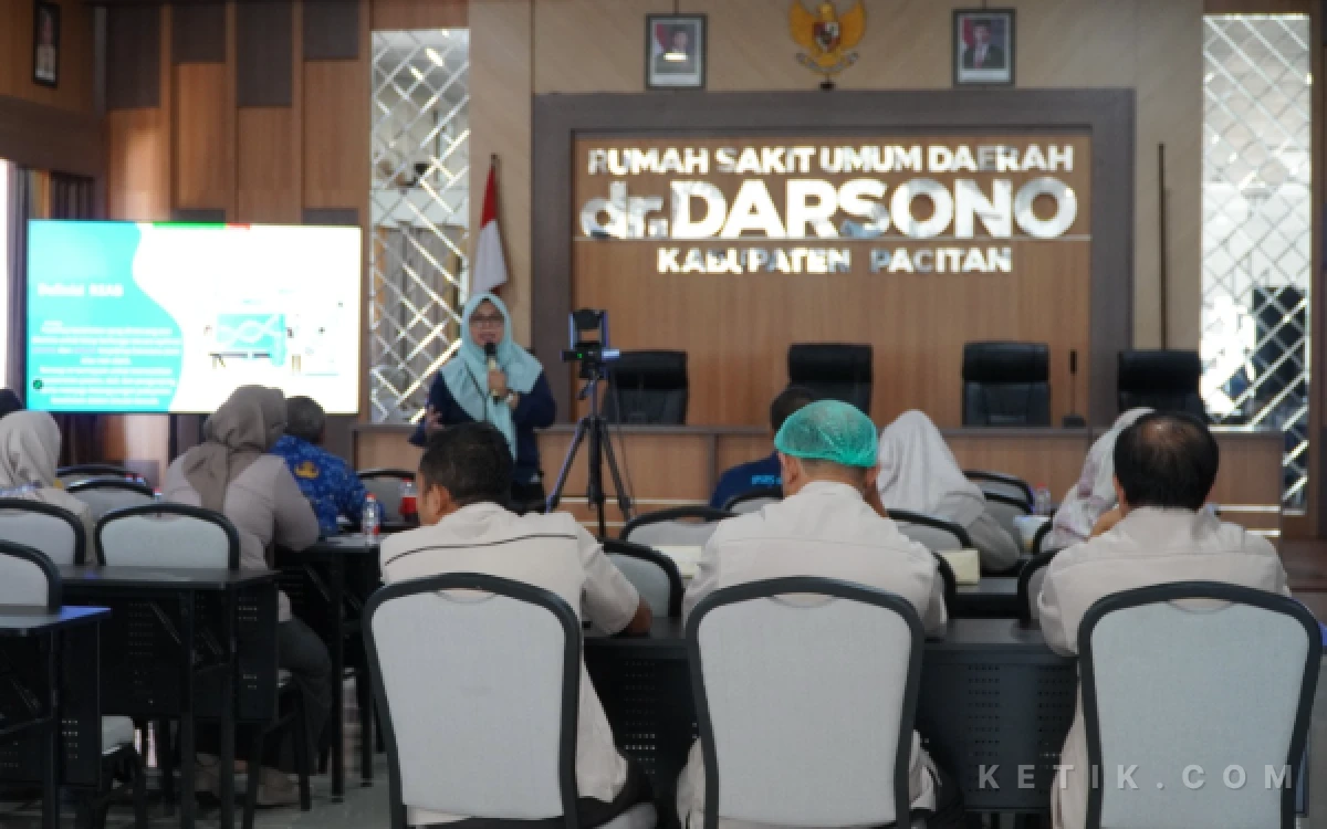 Foto Suasana penyampaian materi dalam In House Training (IHT) kesiapsiagaan bencana di Ruang Pertemuan Lantai 3 RSUD dr Darsono Pacitan.