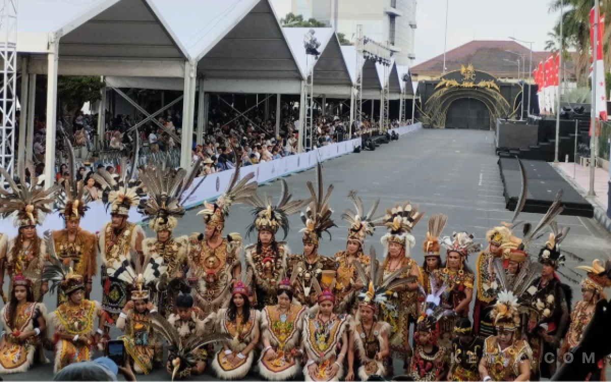 Foto Delegasi dari Balikpapan, Kalimantan Timur yang menyuguhkan kekayaan budaya khas Dayak, menambah semarak Jember Fashion Carnaval (JFC) 2026. (Foto: Fadli/Ketik.com)