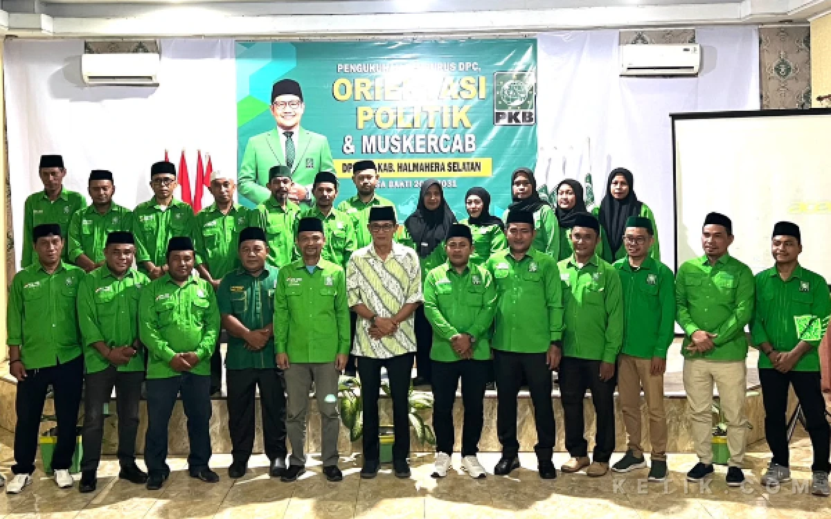 Foto Wakil Bupati Halmahera Selatan Helmi Umar Muchsin Berpose Bersama pengurus DPC PKB (Foto: Mursal/Ketik.com)
