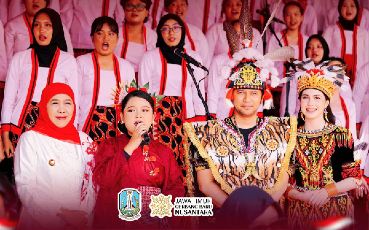 Foto Murid SR Terintegrasi 1 Banyuwangi, Deswita Maharani (kedua kanan) berfoto bersama Gubernur Khofiifah dan Wagub Emil Dardak beserta Arumi Bachsin  di sela Upacara Pengibaran Bendera Merah Putih memperingati HUT ke-81 RI di Gedung Negara Grahadi Surabaya, Senin, 17 Agustus 2026. (Foto: Biro Adpim Setdaprov Jatim)