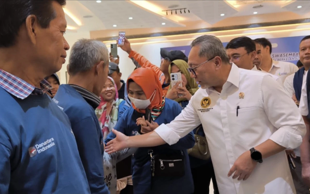Foto Menteri Koordinator Bidang Pangan, Zulkifli Hasan saat berinteraksi dengan para petani, dalam acara Rembuk Tani di Ballroom Pusri Palembang, Jumat 1 Mei 2026. (Foto : Yola/Ketik.com)