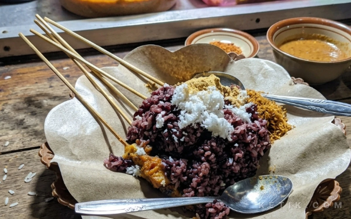 Foto Sate Karak  Elis Perpaduan unik sate jeroan bumbu rempah dengan ketan hitam dan serundeng pedas khas Ampel, Surabaya. Gurihnya legendaris. (Rahmad Gatut Marwanto/Ketik.com)