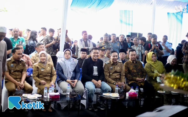 Thumbnail Wali Kota Malang Wahyu Hidayat, Bupati Bondowoso Abdul Hamid Wahid, Wakil Wali Kota Malang Ali Muthohirin, Wakil Bupati Malang Lathifah Shohib, Kadiskominfo Jatim Sherlita Ratna Dewi Agustin, Kadis Peternakan Jatim Indyah Aryani, CEO Ketik.com Kiagus Firdaus dan para tamu undangan di acara puncak Anniversary ke-3 Ketik.com di Graha Ketik, Kota Malang, 9 September 2025. (Foto: Dok. Ketik)
