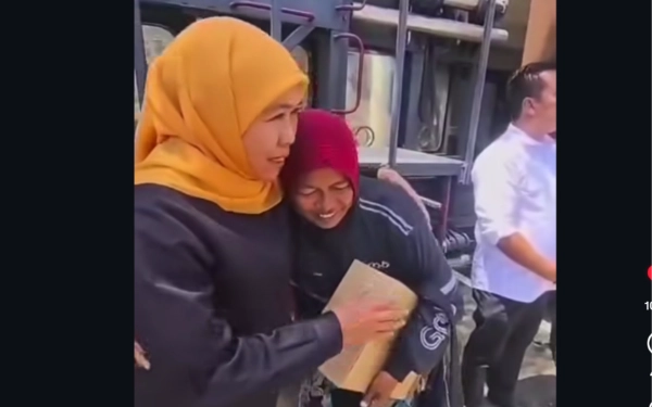 Thumbnail Berita - Khofifah Balas Demo Grahadi dengan Sentuhan Hati! Sembako dan Pelukan Hangat untuk Warga