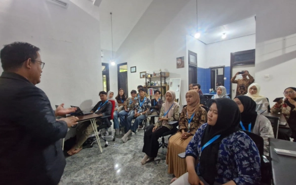 Foto Mahasiswa magang dari UINSA, UPN dan Unesa menyimak motivasi dari Wakil Ketua DPRD Kota Malamg Trio Agus. (Foto: Naufal Ardiansyah/Ketik.com)