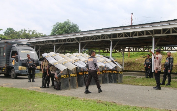 Thumbnail Sebanyak 60 anggota Polres Halmahera Selatan mengikuti latihan Dalmas dengan dibekali penguatan fisik. (Foto Humas Polres Halmahera Selatan For Ketik.co.id)
