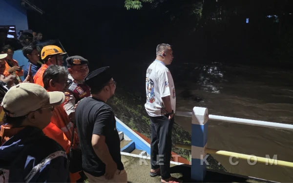 Thumbnail Berita - Bupati Situbondo Tinjau Ketinggian Debit Air Sungai di Kotakan, Warga Diimbau Tidak Panik