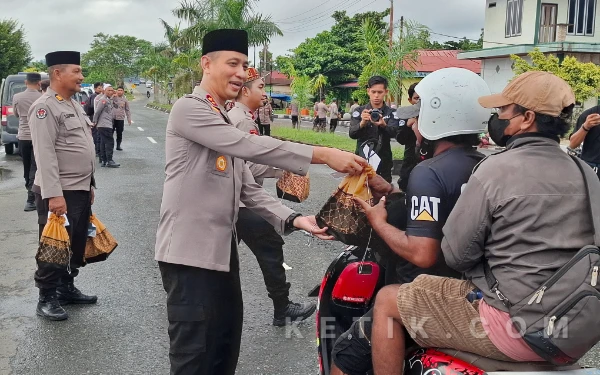 Thumbnail Berita - Polres Halsel Tebar Takjil, Kapolres Ajak Media Ikut Berbagi