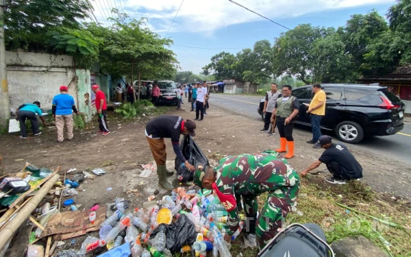 Thumbnail Berita - Forkopimcam Asembagus Kompak Laksanakan Program Gerakan Indonesia Asri