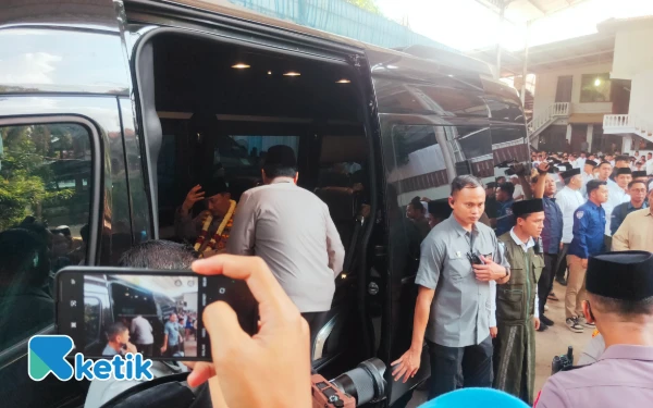 Thumbnail Kapolri Jenderal Listyo Sigit Prabowo saat masuk Mobil persiapan kembali pulang (Foto : Supyan/Ketik)