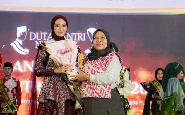Thumbnail Berita - Sisihkan Ribuan Peserta, Mahasiswa UIN Malang Bilkaffa 'Aina Tazkia Raih Duta Santri Favorit Nasional 2025