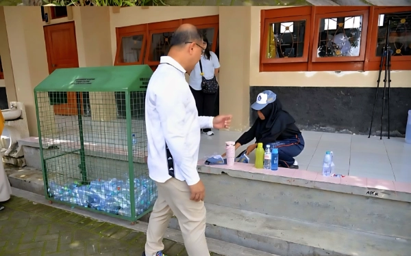 Thumbnail Berita - Ingatkan Guru! Kadisdik Jatim Imbau Manfaatkan Tumbler untuk Tempat Minum, Bukan Plastik