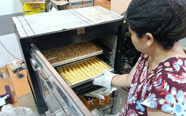 Thumbnail Berita - Laris Manis! Momen Ramadan Bikin UMKM Kue Kering di Kota Malang Kebanjiran Pesanan