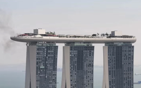 Thumbnail Berita - Ikon Singapura Marina Bay Sands Kebakaran, Asap Mengepul dari Lantai 55