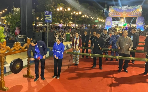 Thumbnail Berita - Gong Ditabuh! Festival Ronthek Pacitan KEN 2025 Resmi Dibuka oleh EBY