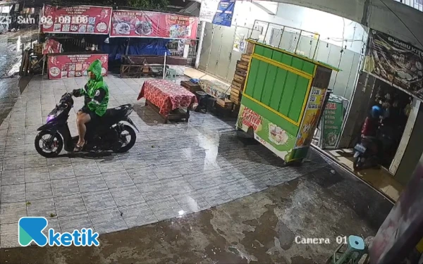 Thumbnail Berita - Motor Pedagang Bumbu Raib Dicuri di Pasar Pagi Palembang, Pelaku Terekam CCTV