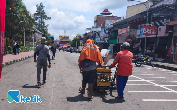 Thumbnail Suasana parkir di alun alun Kota Batu. (Foto: Sholeh/Ketik.com)