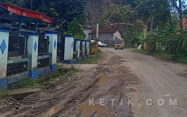 Thumbnail Ancam Pelintas! Tiga Tahun Lebih Jalan Sultan Agung Pacitan Berkubang Rusak Parah