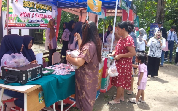 Thumbnail Berita - Festival Ramadan Double Track SMAN 2 Karangan, Jual Sembako Murah hingga Kue Lebaran