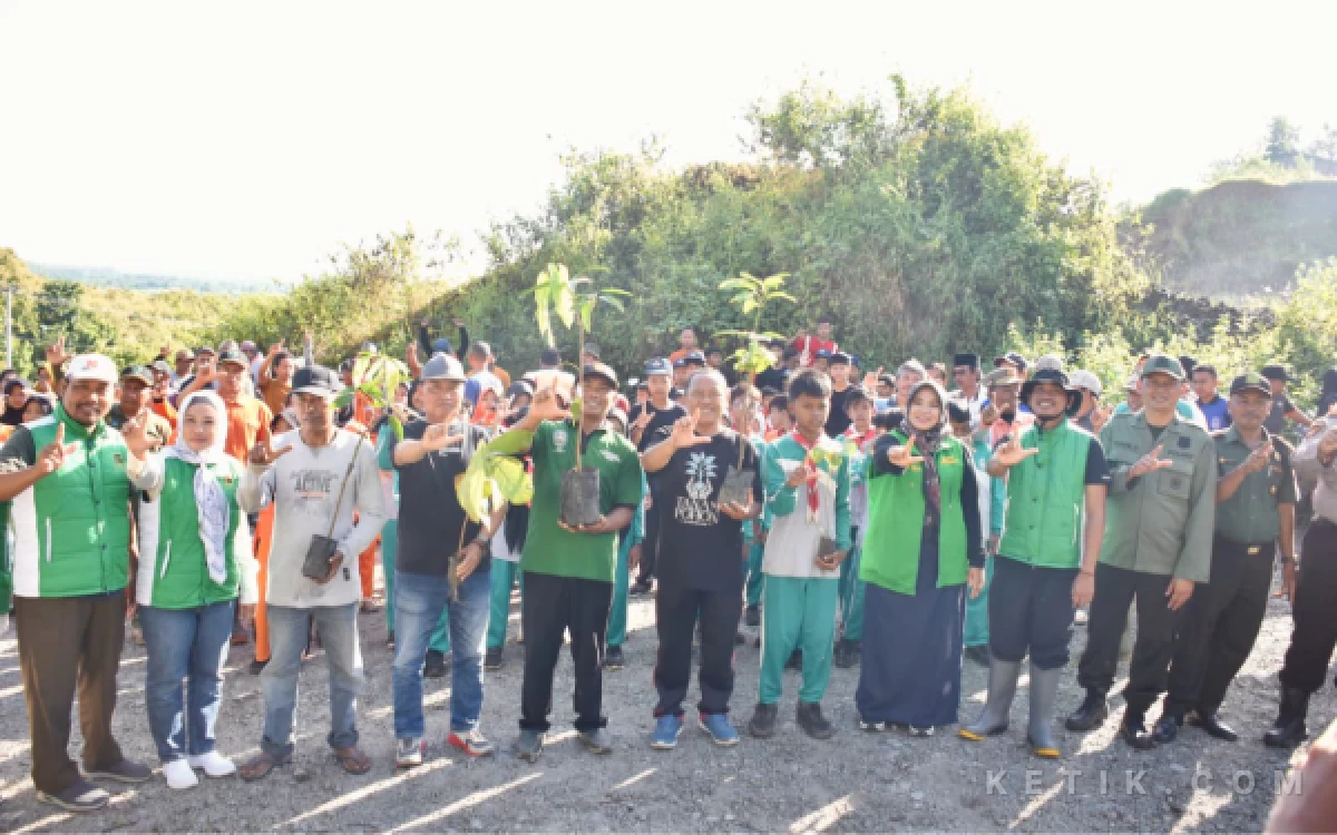 Thumbnail Berita - Peringati Hari Bumi Sedunia, DPC PPP Situbondo Gelar Aksi Tanam Pohon