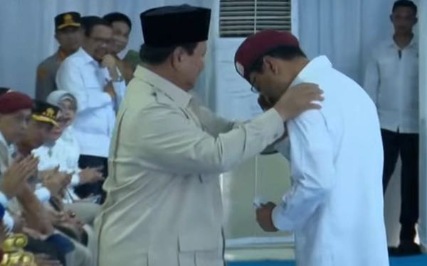 Thumbnail Berita - Peluncuran 166 Sekolah Rakyat Diwarnai Mensos Gus Ipul Menangis di Pelukan Prabowo