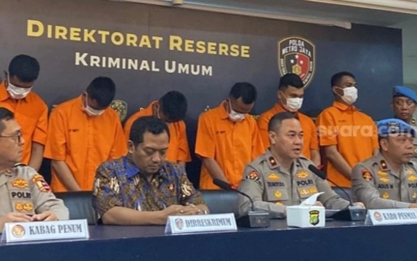 Thumbnail Berita - Enam Anggota Yanma Mabes Polri Jadi Tersangka Pengeroyokan Berujung Kematian Dua Penagih Hutang, Ini Identitasnya