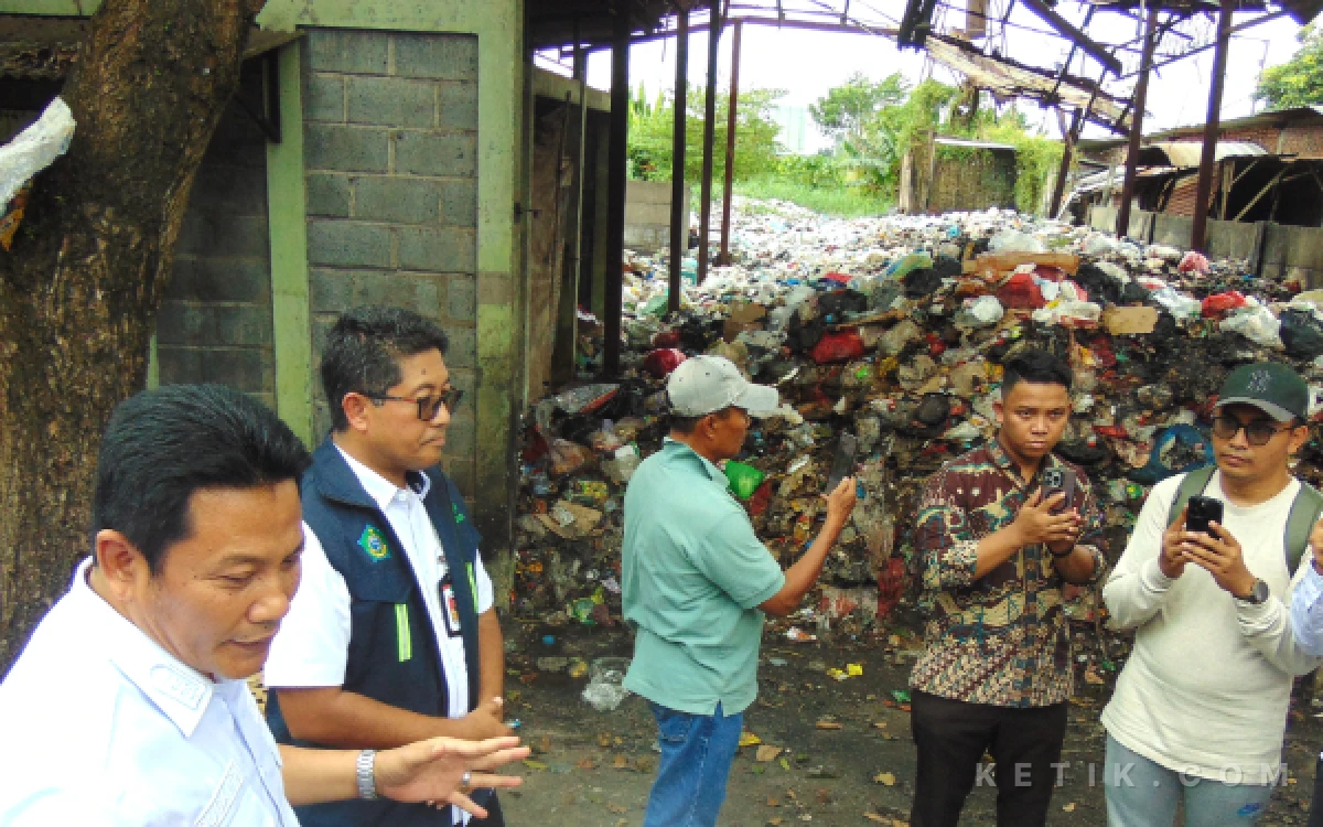 Thumbnail Berita - Bau Busuk Sampah Ganggu Ribuan Santri Ponpes Al Amanah Sidoarjo, Bupati Subandi: Besok Semua Harus Bersih