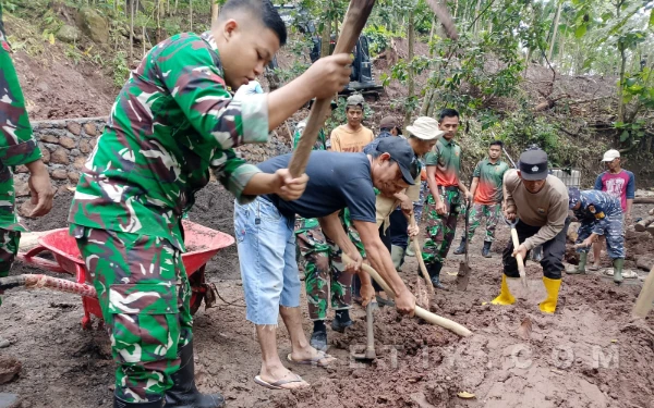 Thumbnail Berita - Pembangunan Jalan Tertimbun Lumpur, Sargas TMMD Kodim Situbondo dan Masyarakat Gercep Lakukan Pembersihan