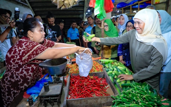 Thumbnail Berita - Inspeksi ke Pasar Tambah Rejo! Gubernur Khofifah Temukan Lonjakan Harga, Tapi Pastikan Stok Aman  Menjelang Ramadan