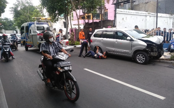 Mengantuk, Avanza Tabrak Motor dan Pohon