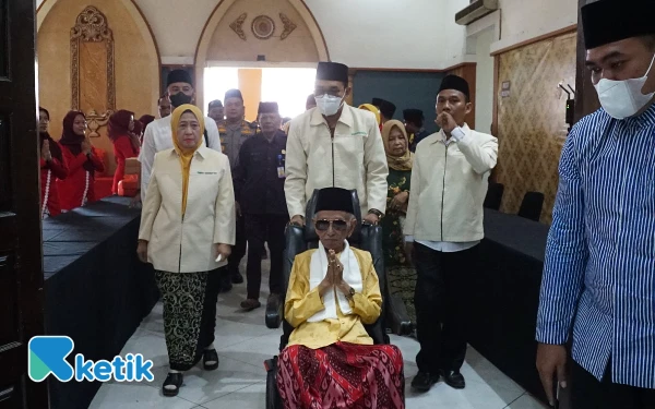 Thumbnail Pengasuh Ponpes Shiddiqiyyah Jombang. (Foto: Karimatul Maslahah/Ketik)