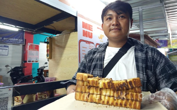 Thumbnail Berita - Sambil Jadi Sales, Gen Z di Pacitan Ini Rintis Usaha Roti Bakar dari Modal Rp1 Juta