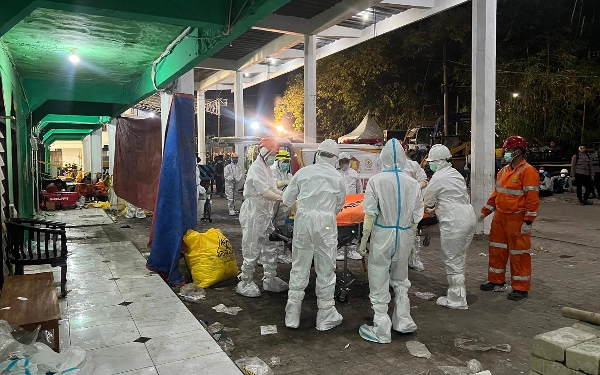 Thumbnail Berita - AL KHOZINY BERDUKA! 11 Jenazah Ditemukan Tengah Malam, Total Meninggal Dunia Jadi 36 Orang
