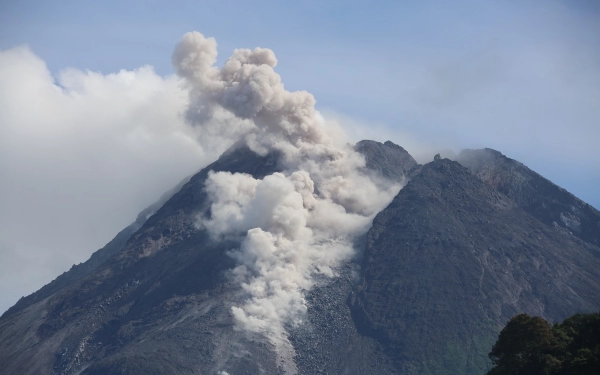BPPTKG Catat 156 Kali Guguran Lava Gunung Merapi