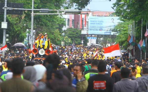 Thumbnail Ribuan Mahasiswa yang tergabung dalam Cipayung Plus, BEM Sumsel, Dema UIN RF Palembang, dan Aliansi Mahasiswa Sumsel melakukan aksi kekantor DPRD Sumatera Selatan, Jalan POM IX, Kecamatan Ilir Barat I, Senin, 1 September 2025. Mahasiswa mendesak DPR untuk tidak merealisasikan tunjangan bagi anggota dewan. Selain itu, mendesak DPR untuk segera merealisasikan RUU Perampasan Aset, Revisi UU Pemilu, dan evaluasi kinerja DPR. (Foto: Wahyu Rahmanto/Ketik)