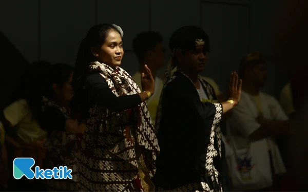 Thumbnail Peserta dengan memakai pakaian kostum tari mengikuti ajang Indonesia Menari 2025 yang serentak di 11 kota di seluruh Indonesia antara lain; Medan, Palembang, Karawang, Bekasi, Jakarta, Bandung, Semarang Surabaya, Balikpapan, Makasar, dan Manado. Total peserta mencapai 8000 peserta, sedangkan kota Palembang tercatat sebagai peserta terbanyak 1200 peserta, Minggu 12 Oktober 2025. Dengan diiringi 8 lagu daerah Sinagar Tulo, Kicir-kicir, Cing Cangkeling, Anging Mamiri, Rek Ayo Rek, Indung-indung, Si Patokaan, dan Rasa Sayange yang diaransemen modern para penari serentak menari di salah satu mall di Palembang. (Foto: Wahyu Rahmanto/Ketik)