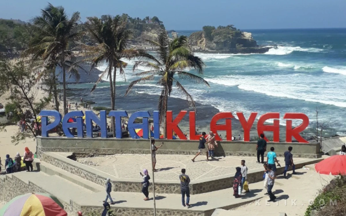 Thumbnail Berita - PAD Wisata Pacitan Capai 56 Persen dari Target Rp10,9 M, Pantai Klayar Sumbang Sepertiganya
