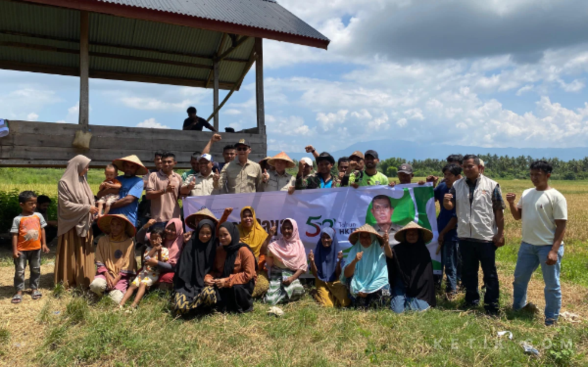 Foto Panen Raya bersama petani Serambi Mekkah di Aceh bersama Ketua Harian DPN HKTI Mayjen TNI (Purn) Bachtiar Utomo. (Foto: Dok. Ketik.com)