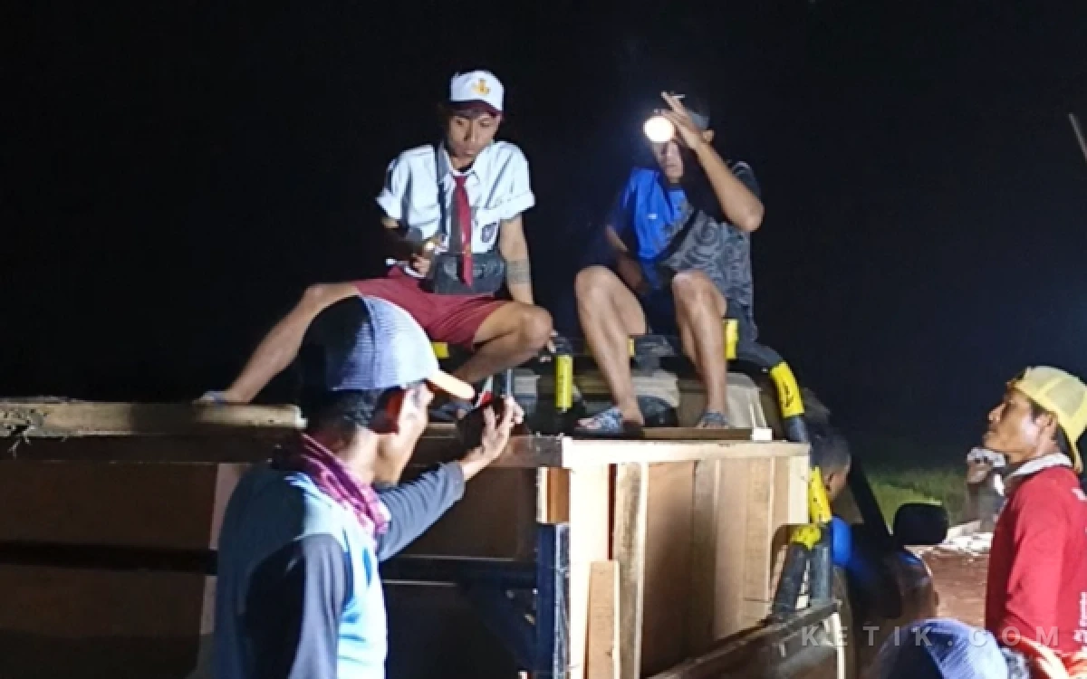 Thumbnail Berita - Budaya atau Mitos? Hiii.. "Penampakan" Pemuda Berseragam SD Ikut Pengecoran Jalan Malam Hari