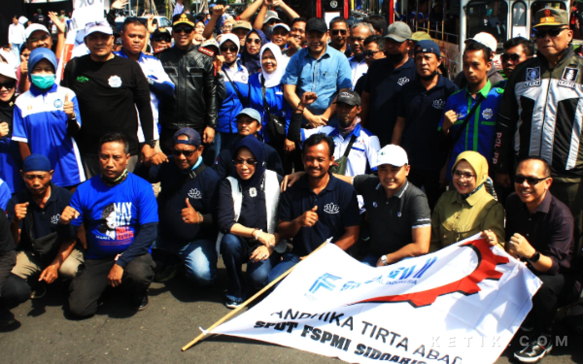 Foto Bupati Subandi, Kapolresta Sidoarjo Kombespol Christian Tobing, serta Sekda Fenny Apridawati dan para pejabat lain berfoto bersama sebelum pemberangkatan rombongan buruh ke Surabaya. (Foto: Fathur Rozi/Ketik.com)